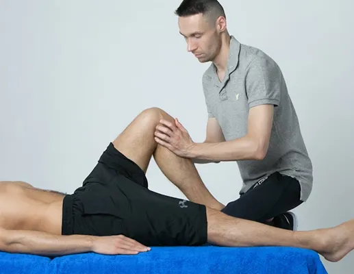 Atleta recebendo massagem esportiva